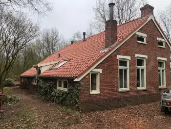 Nieuw dak op klein huisje