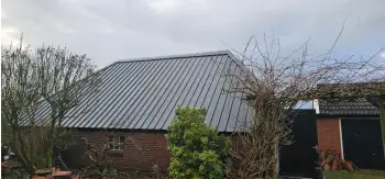 Boeren schuur voorzien van nieuwe dakplaten