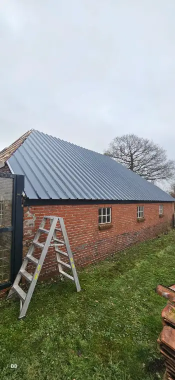 Boeren schuur voorzien van nieuwe dakplaten